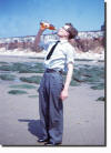 David_Drinking_on_beach.jpg (431413 bytes)